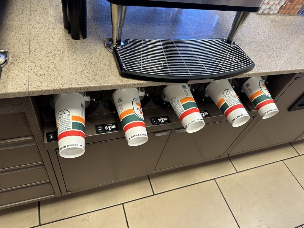 7-11 coffee cup dispenser only stocked with L and XL cups